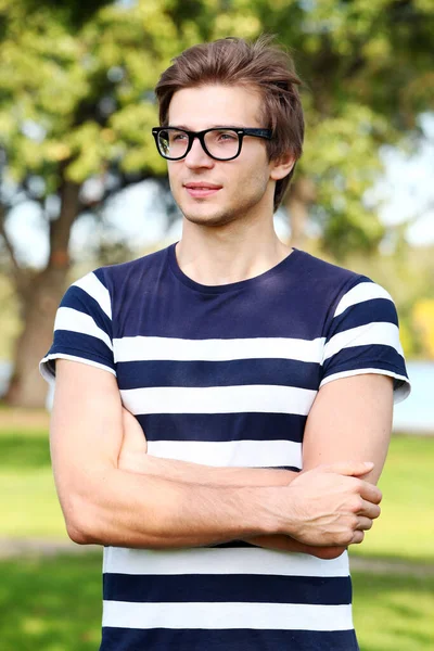 Portrait Jeune Homme Mignon Posant Dans Parc — Photo