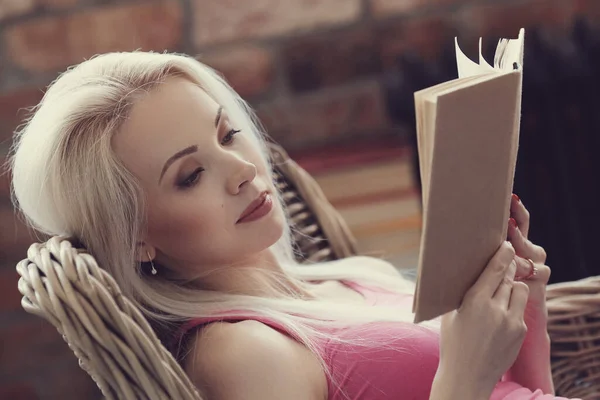 Чтение Образование Прекрасная Женщина Книгой — стоковое фото