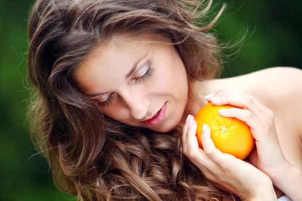 Hermosa Mujer Con Naranja Fresca Sus Manos — Foto de Stock