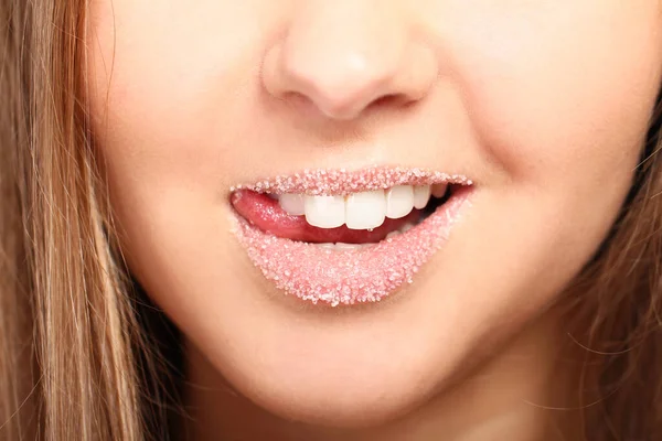 Großaufnahme Der Lippen Einer Frau Die Mit Zucker Bedeckt Sind — Stockfoto