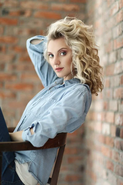 Menina Encantadora Com Olhos Azuis Penteado Encaracolado — Fotografia de Stock