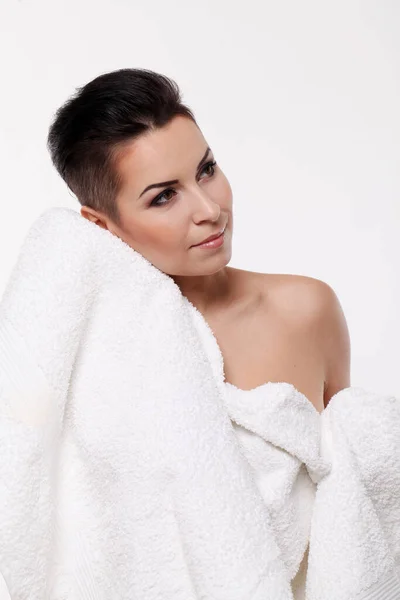 年轻女子 剪短短发 裹着白色背景的毛巾 — 图库照片
