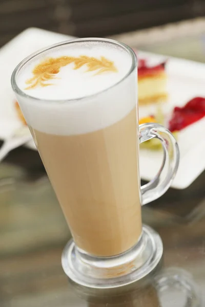 Verre Délicieux Café Froid Avec Mousse Cannelle Quelques Tartes Arrière — Photo