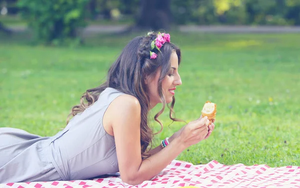 Menina Bonita Fazendo Piquenique Parque — Fotografia de Stock