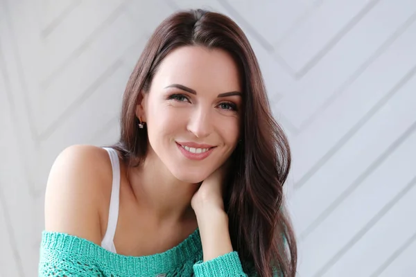 Yeşil kazaklı güzel kadın.