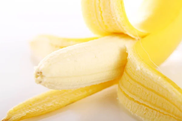 白色背景下的新鲜香蕉特写 — 图库照片