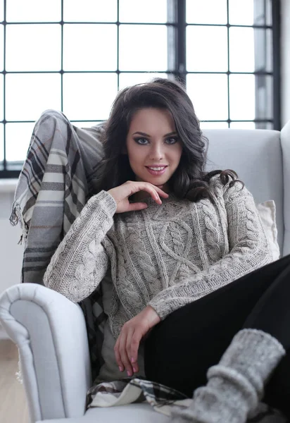 Sandalyede oturan güzel esmer