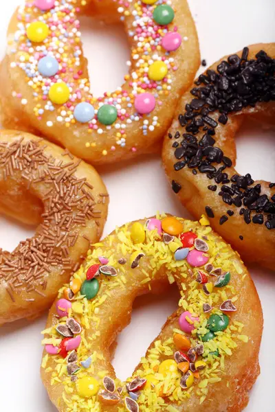 Sabrosas Rosquillas Colores Sobre Fondo Blanco — Foto de Stock