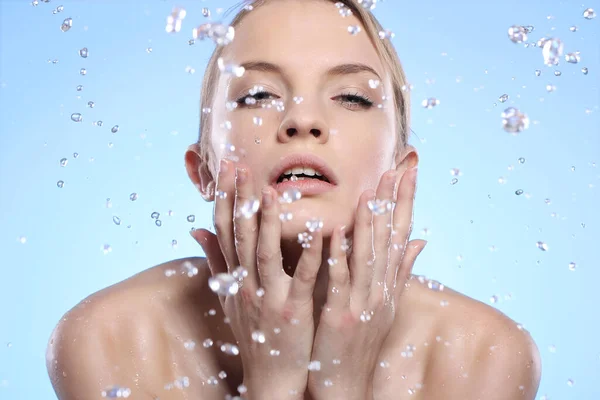 Jonge Mooie Vrouw Haar Gezicht Wassen — Stockfoto