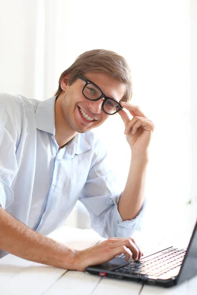 Schöner Junger Kerl Blauen Hemd Posiert Büro — Stockfoto