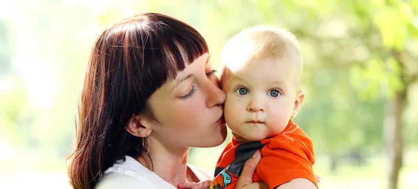 Madre Hijo Pasando Rato Parque — Foto de Stock