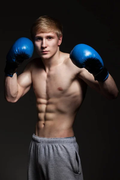 Jovem Boxeador Bonito Luvas Azuis Sobre Fundo Escuro — Fotografia de Stock