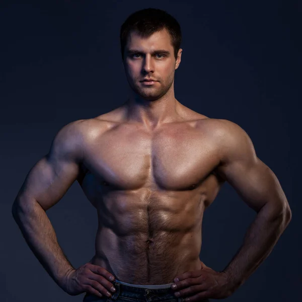 Nahaufnahme Porträt Eines Gut Aussehenden Muskulösen Kerls Auf Dunklem Hintergrund — Stockfoto