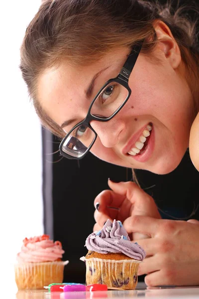 Mulher Posando Com Cupcake Saboroso — Fotografia de Stock