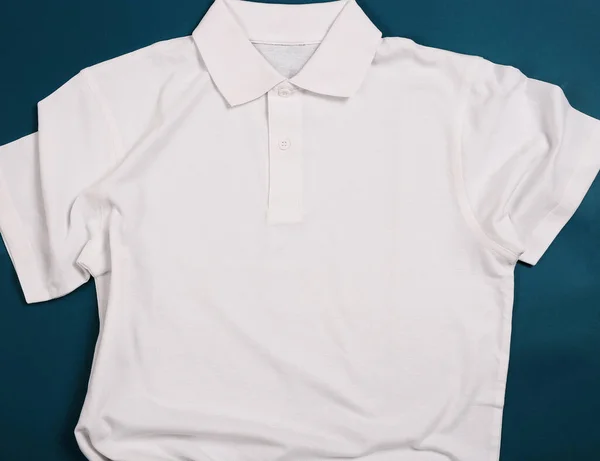 青い背景に白いシャツ — ストック写真