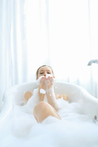 Cuarto Baño Mujer Rubia Una Bañera — Foto de Stock