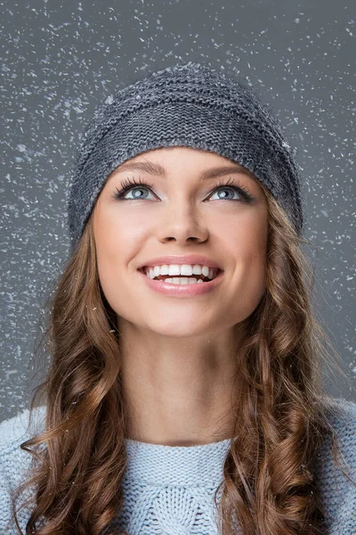 Aranyos Lány Boldog Hogy Látja Hópelyhek — Stock Fotó