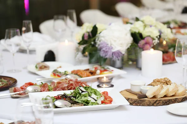 Large Dining Table Flowers Lots Different Kinds Food Celebration — Stock Photo, Image