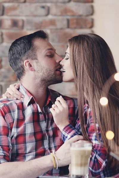 Sevgi. Kafedeki sevimli çift.