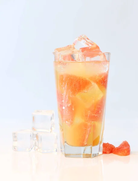 Zumo Pomelo Refrescante Con Hielo Rodajas Pomelo Sobre Fondo Brillante —  Fotos de Stock