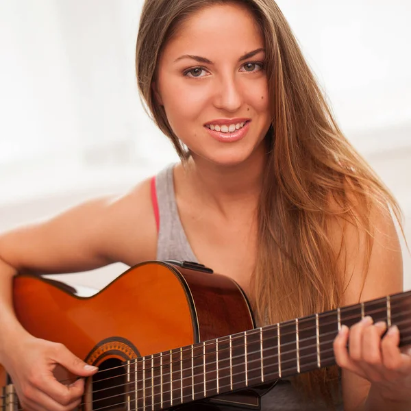 Joven Hermosa Mujer Caucásica Casual Tocar Guitarra — Foto de Stock