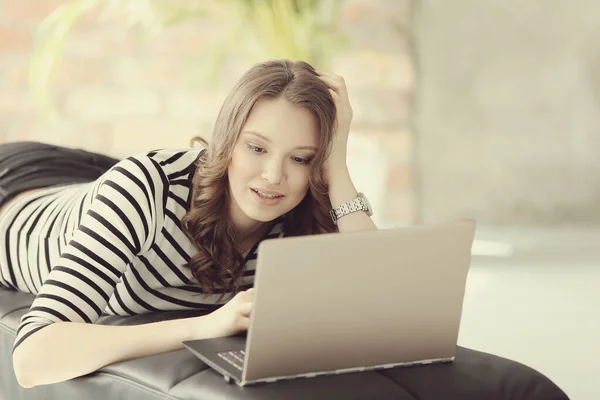 Estudante Mulher Casa Com Laptop — Fotografia de Stock