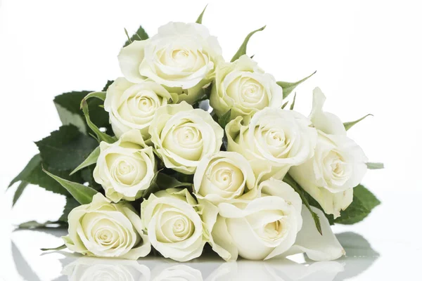 Strauß Weißer Rosen Vor Weißem Hintergrund — Stockfoto