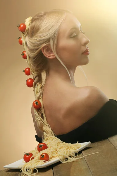 Konst Foto Ung Vacker Kvinna Med Pasta Och Tomat Håret — Stockfoto