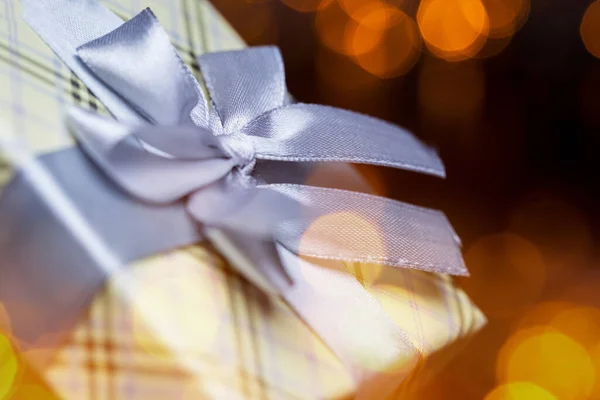 光を背景にした美しいプレゼントパッケージのクローズアップ写真 — ストック写真