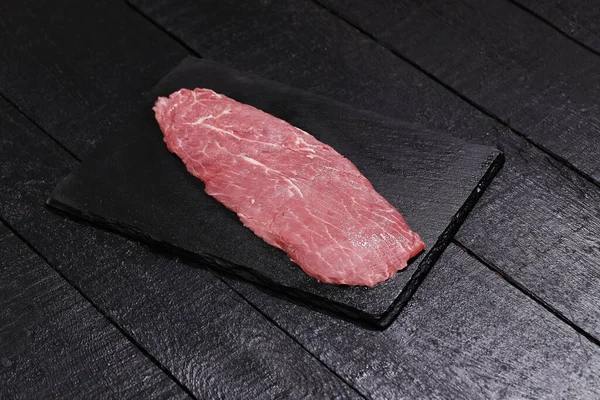 Viande Fraîche Sur Une Planche Découper Noire — Photo