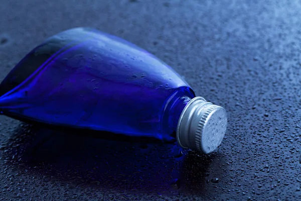 Kleine Blauwe Fles Een Gradiënt Achtergrond — Stockfoto