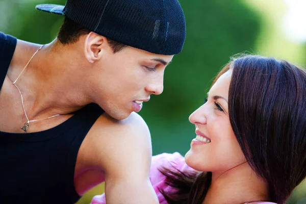 Jovens Felizes Casal Relaxante Parque — Fotografia de Stock