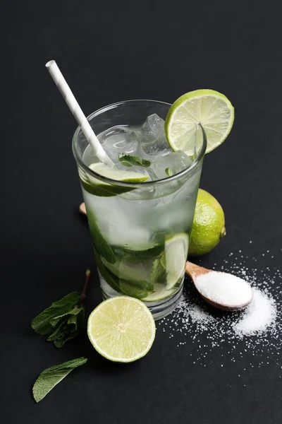 Alkohol Mojito Koktejl Stole — Stock fotografie