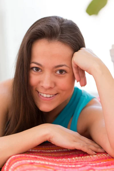 Jovem Bela Mulher Asiática Casa — Fotografia de Stock