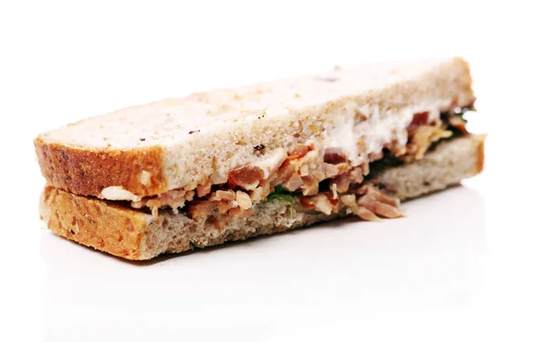 Frisches Und Schmackhaftes Sandwich Auf Weißem Hintergrund — Stockfoto