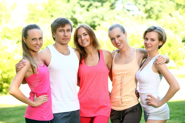 Jovens Amigos Caucasianos Felizes Desgaste Fitness Livre — Fotografia de Stock