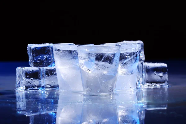 Vasos Congelados Cubitos Hielo Con Bebida Alcohólica Fría —  Fotos de Stock