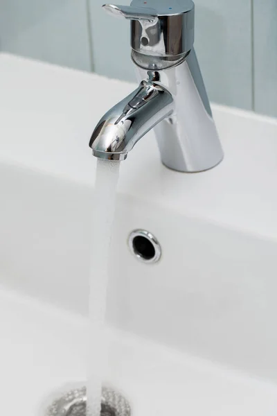 Silberner Wasserhahn Mit Fließendem Wasser Über Der Weißen Spüle — Stockfoto