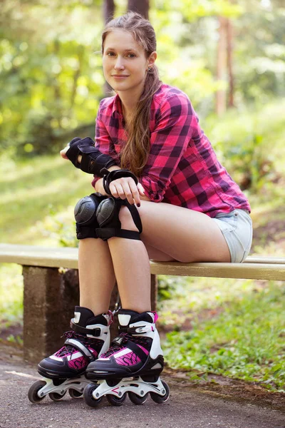 Portrét Dívky Brusle Kdo Sedí Větvi Parku — Stock fotografie