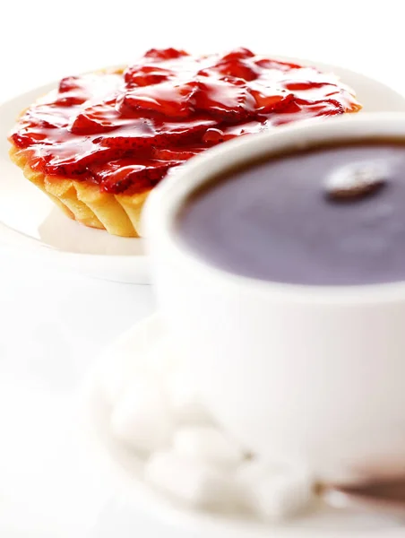 Torta Fragole Fresche Tazza Caffè Isolato Sfondo Bianco — Foto Stock