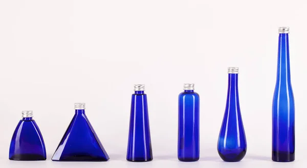 Kleine Blauwe Flesjes Geïsoleerd Witte Achtergrond — Stockfoto