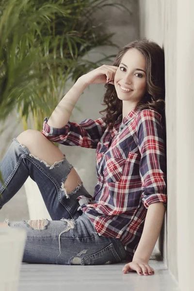 Mujer Linda Sentada Junto Pared —  Fotos de Stock