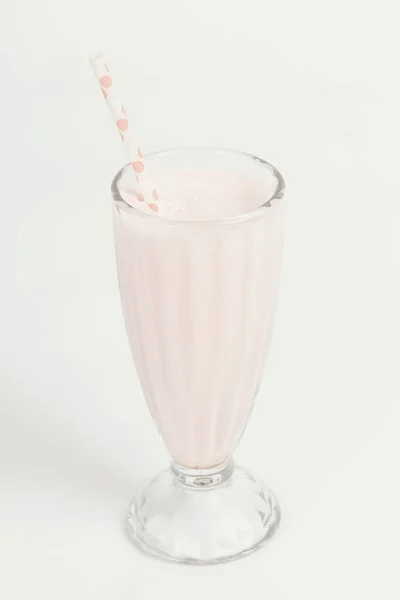 Beyaz Arka Planda Nefis Bir Milkshake — Stok fotoğraf