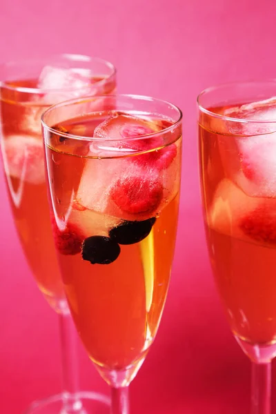Festeggiamenti Bicchiere Champagne Sfondo Rosa — Foto Stock