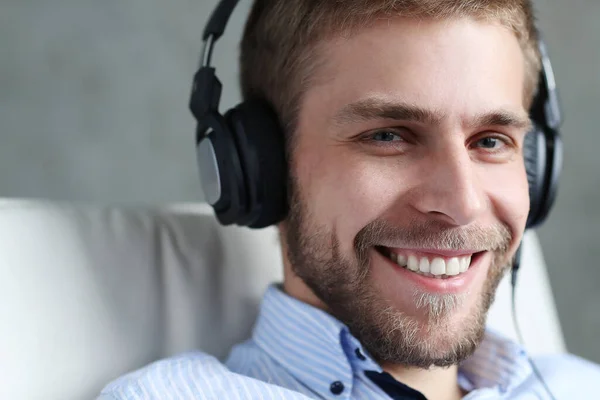 Schöner Mann Sitzt Stuhl — Stockfoto