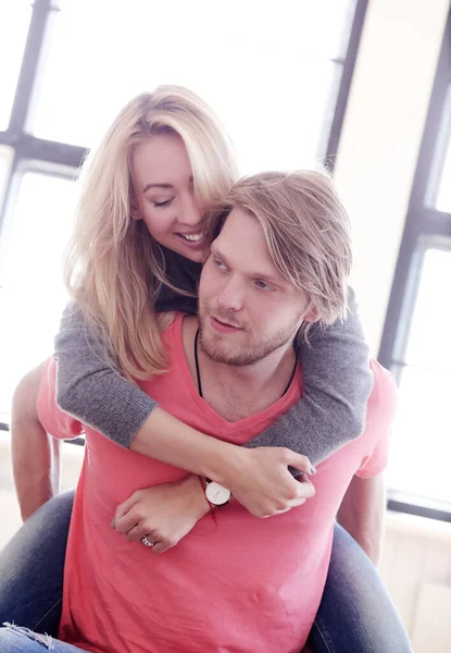 Aşk, ilişki. Evdeki güzel çift