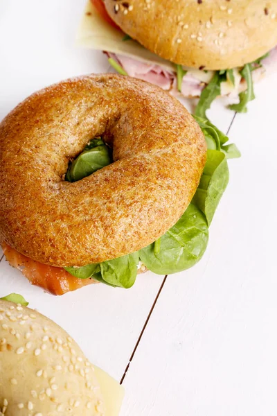 Delicioso Sanduíche Bagel Mesa — Fotografia de Stock