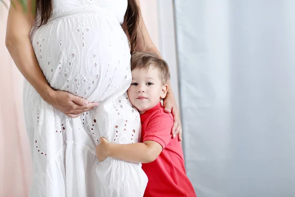 Família Mãe Grávida Com Seu Filho — Fotografia de Stock