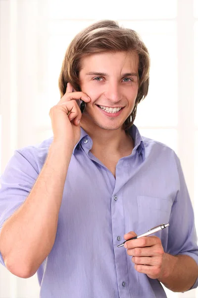 Beau Mec Appelant Par Téléphone Portable Dans Son Bureau — Photo