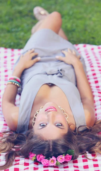 Hermosa Chica Vestido Gris Teniendo Picnic Parque — Foto de Stock